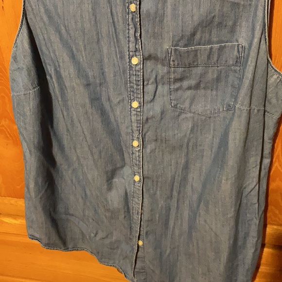 🌴🌴Women’s 1X Sleeveless Denim Blouse🌴🌴 - Picture 4 of 5